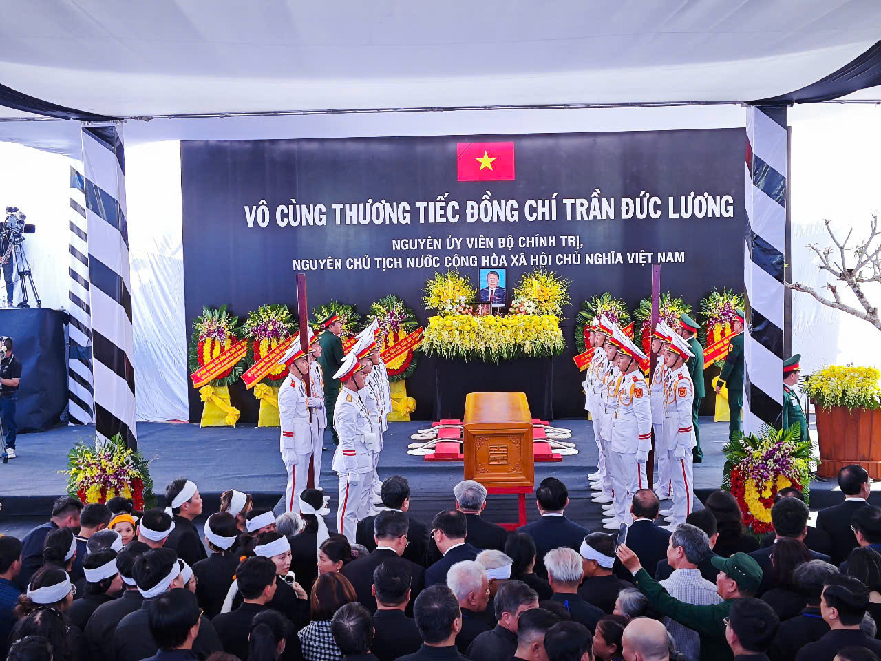 Toàn cảnh lễ an táng nguyên Chủ tịch nước Trần Đức Lương.