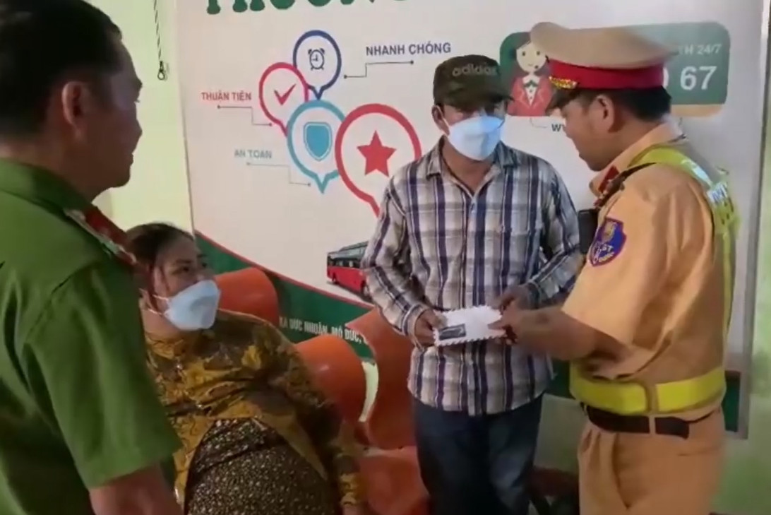 Lực lượng CSGT làm nhiệm vụ đã tặng quà cho gia đình. Ảnh: C.A Lực lượng CSGT làm nhiệm vụ đã tặng quà cho gia đình. Ảnh: C.A