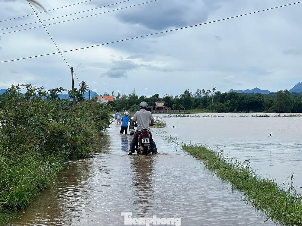 Kiên quyết ngăn cấm người dân qua lại khu vực nguy hiểm. Kiên quyết ngăn cấm người dân qua lại khu vực nguy hiểm.