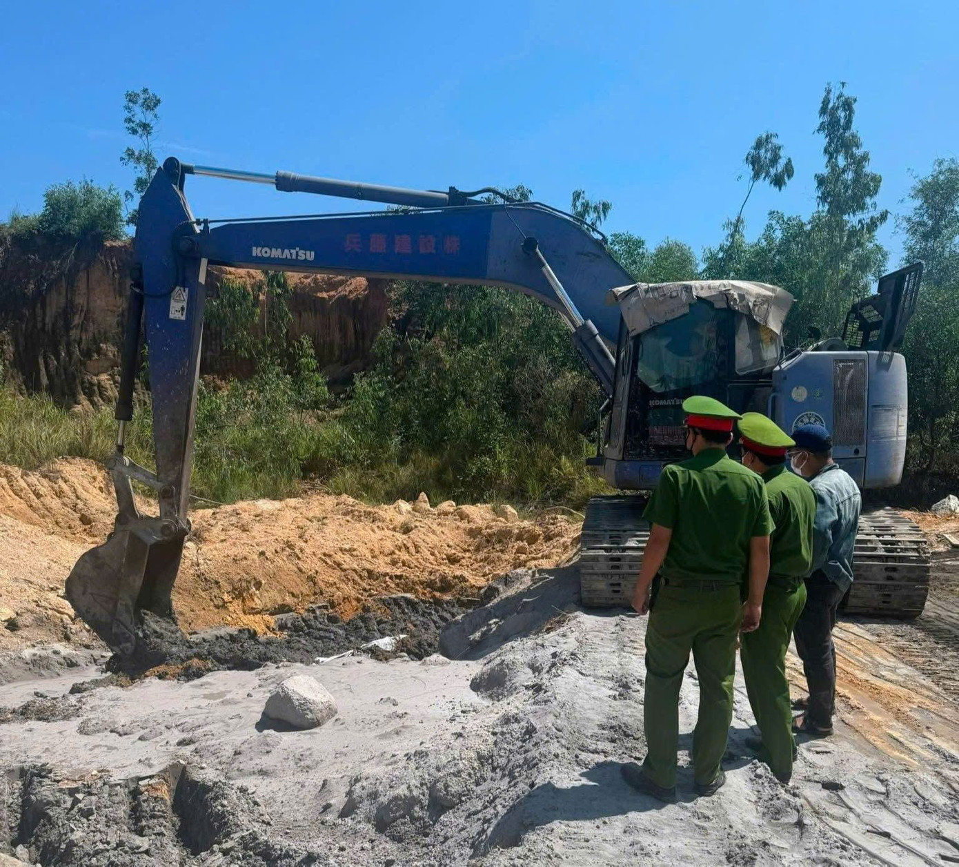 Ba doanh nghiệp ở Quảng Ngãi bị phát hiện có hành vi đổ chất thải rắn chưa qua xử lý ra môi trường. Ảnh: C.A.