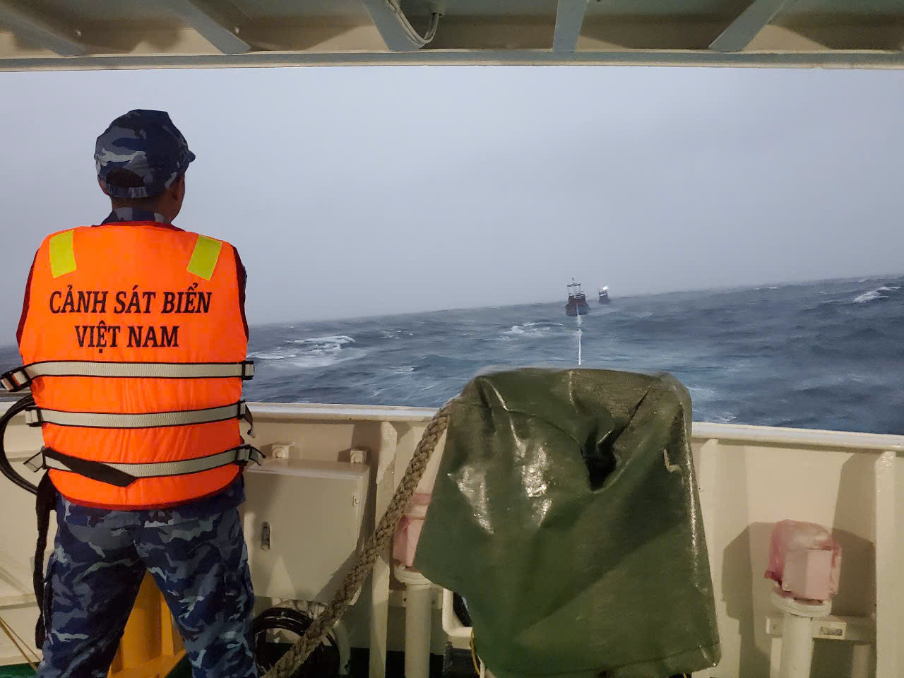 Bộ Tư lệnh Vùng Cảnh sát biển 2 lai dắt 2 tàu cá Quảng Nam gặp nạn trên biển về đảo Lý Sơn. Bộ Tư lệnh Vùng Cảnh sát biển 2 lai dắt 2 tàu cá Quảng Nam gặp nạn trên biển về đảo Lý Sơn.