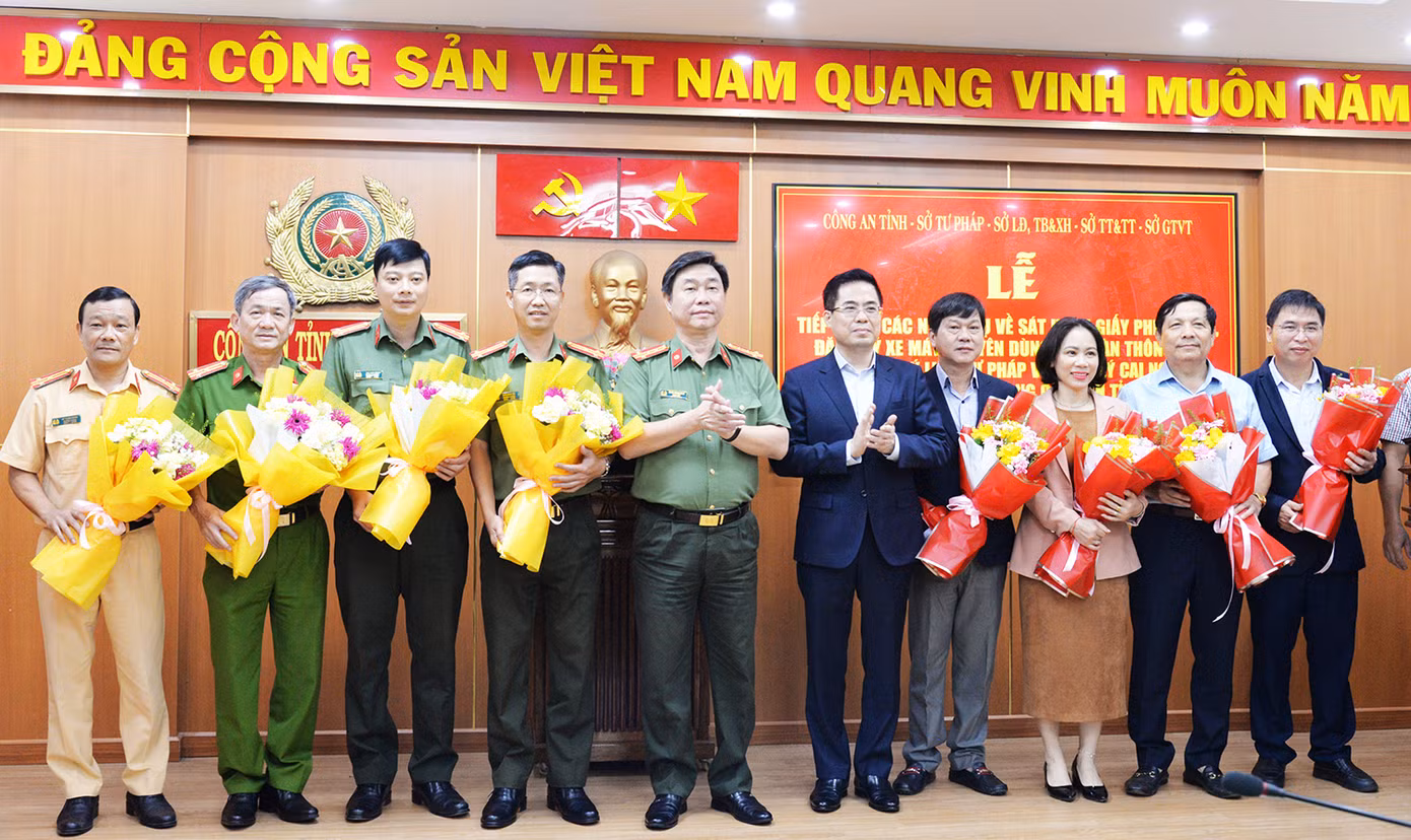 Chủ tịch UBND tỉnh Quảng Ngãi Nguyễn Hoàng Giang tặng hoa cho lãnh đạo các sở, ngành bàn giao chức năng, nhiệm vụ và các đơn vị của Công an tỉnh được giao nhiệm vụ mới.