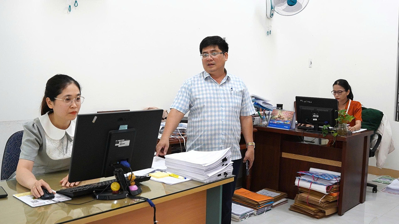 Các cán bộ, công chức Sở Nội vụ Quảng Ngãi tập trung, khẩn trương thực hiện các công việc, nhiệm vụ đảm bảo tiến độ đề ra. Các cán bộ, công chức Sở Nội vụ Quảng Ngãi tập trung, khẩn trương thực hiện các công việc, nhiệm vụ đảm bảo tiến độ đề ra.