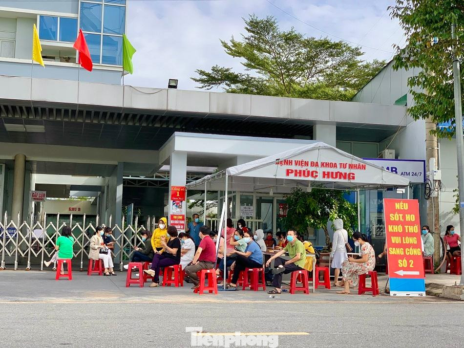 Ngành y tế Quảng Ngãi lấy mẫu xét nghiệm cho nhân viên y tế trong bệnh viện. Ngành y tế Quảng Ngãi lấy mẫu xét nghiệm cho nhân viên y tế trong bệnh viện.