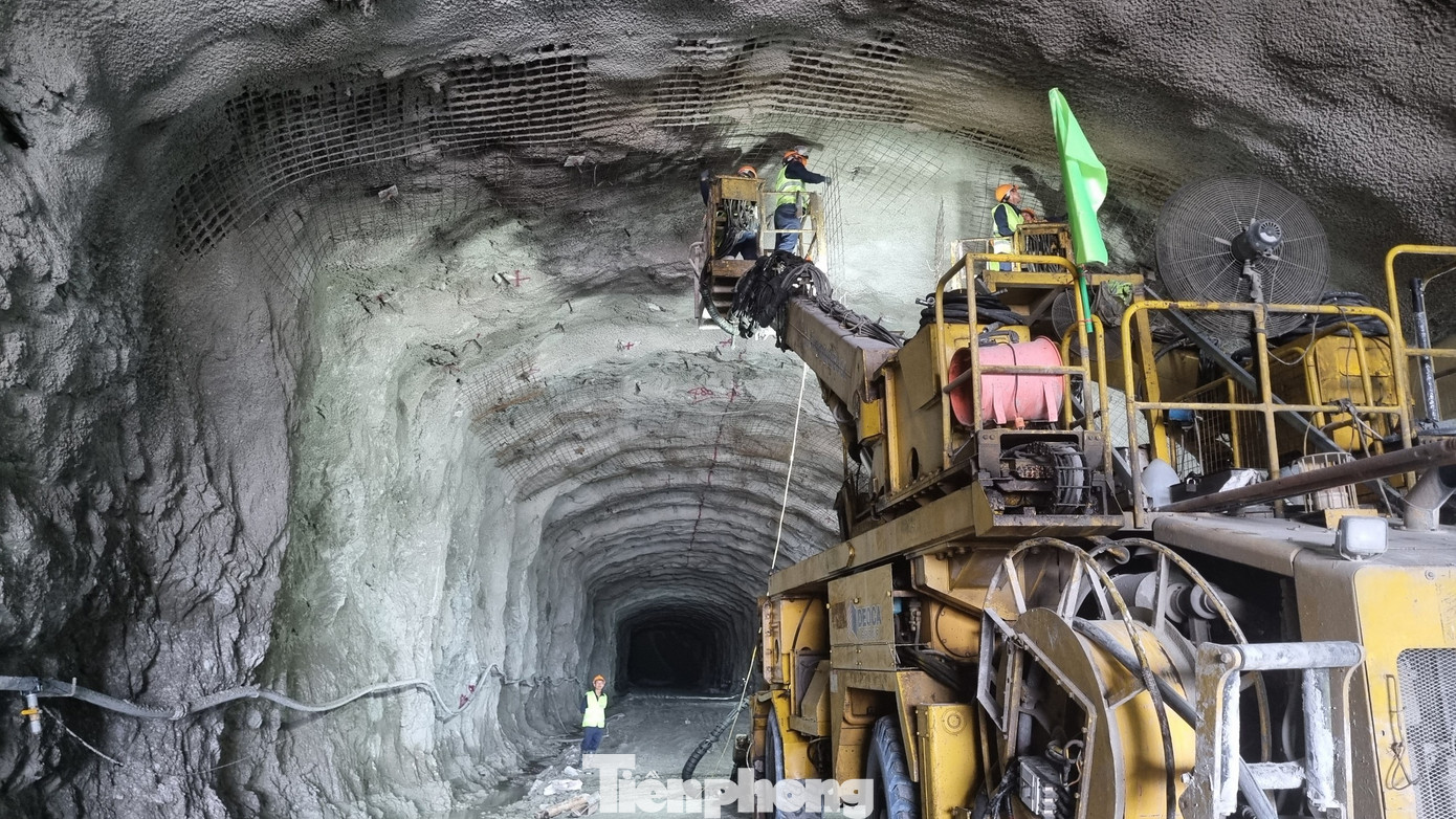 Cao tốc Quảng Ngãi – Hoài Nhơn là đoạn tuyến có nhiều hầm xuyên núi nhất trên cao tốc Bắc Nam. Cao tốc Quảng Ngãi – Hoài Nhơn là đoạn tuyến có nhiều hầm xuyên núi nhất trên cao tốc Bắc Nam.