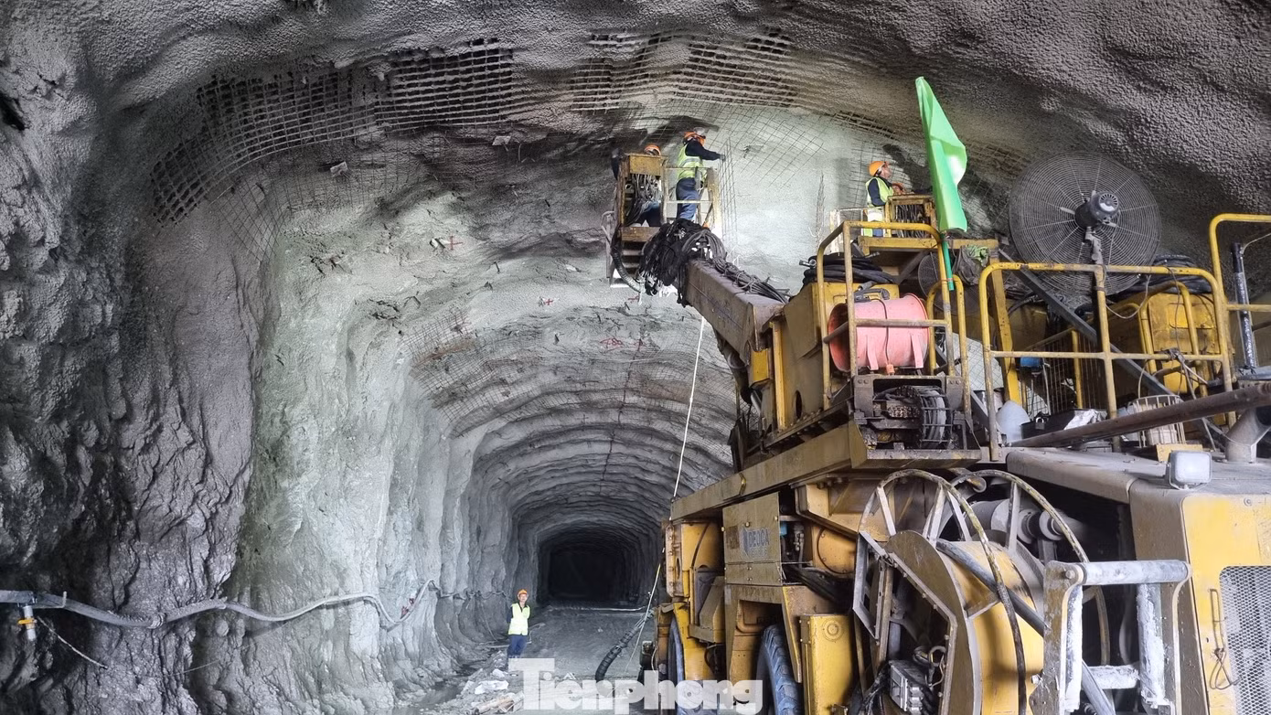 Nhà thầu tổ chức thi công 24/24 tại ba hầm trên cao tốc Quảng Ngãi - Hoài Nhơn. Nhà thầu tổ chức thi công 24/24 tại ba hầm trên cao tốc Quảng Ngãi - Hoài Nhơn.