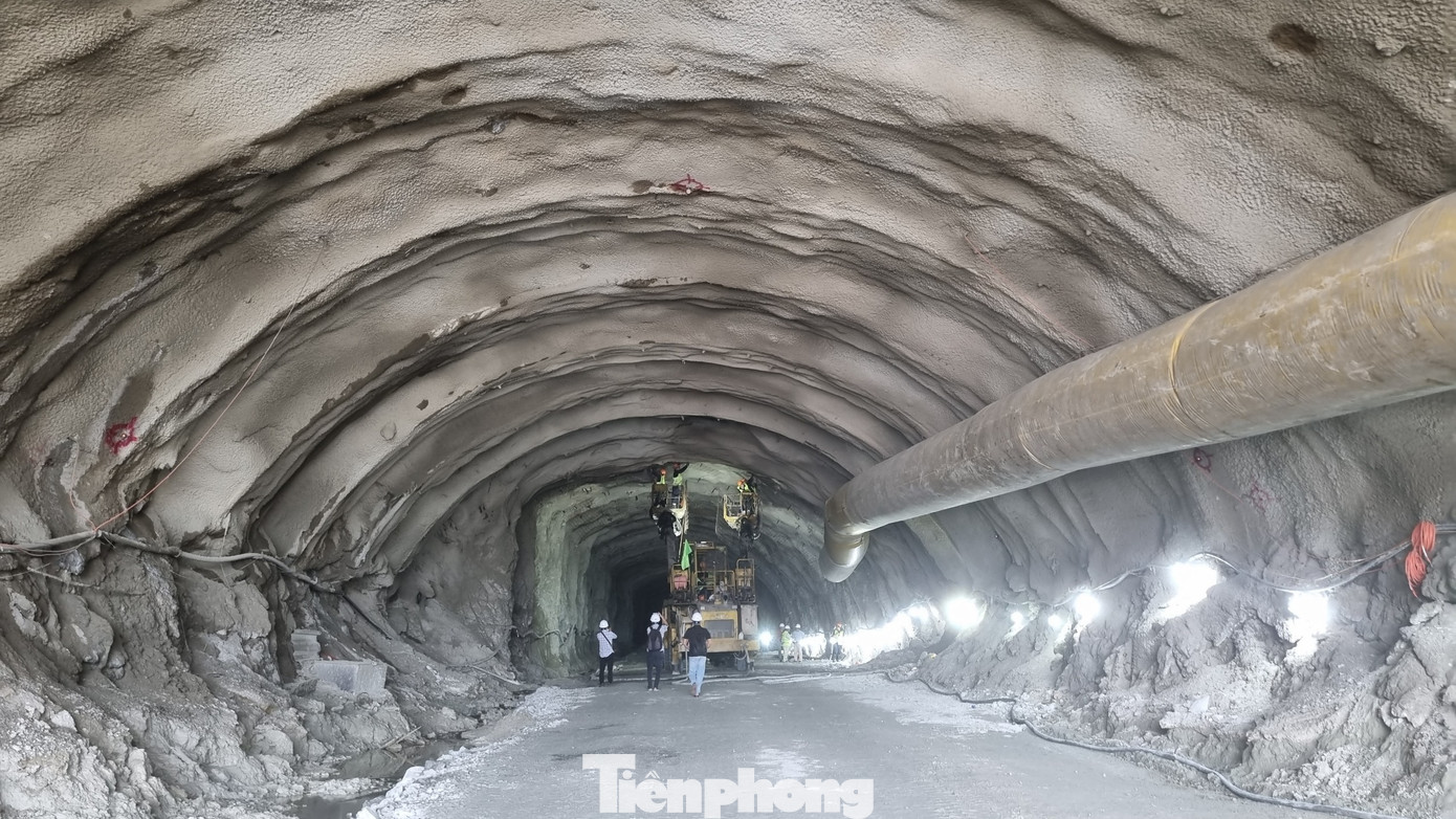 Cao tốc Quảng Ngãi – Hoài Nhơn là đoạn tuyến có nhiều hầm xuyên núi nhất trên cao tốc Bắc Nam. Cao tốc Quảng Ngãi – Hoài Nhơn là đoạn tuyến có nhiều hầm xuyên núi nhất trên cao tốc Bắc Nam.