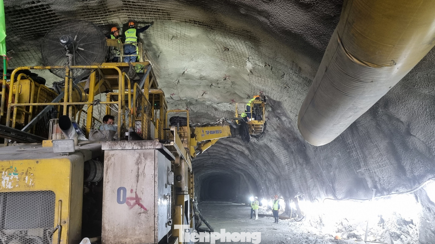 Nhà thầu tổ chức thi công 24/24 tại ba hầm trên cao tốc Quảng Ngãi - Hoài Nhơn. Nhà thầu tổ chức thi công 24/24 tại ba hầm trên cao tốc Quảng Ngãi - Hoài Nhơn.