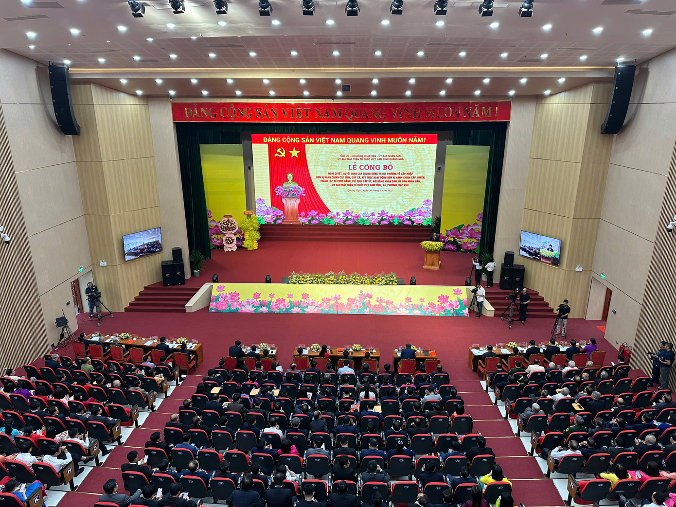 Quang cảnh buổi lễ. Quang cảnh buổi lễ.