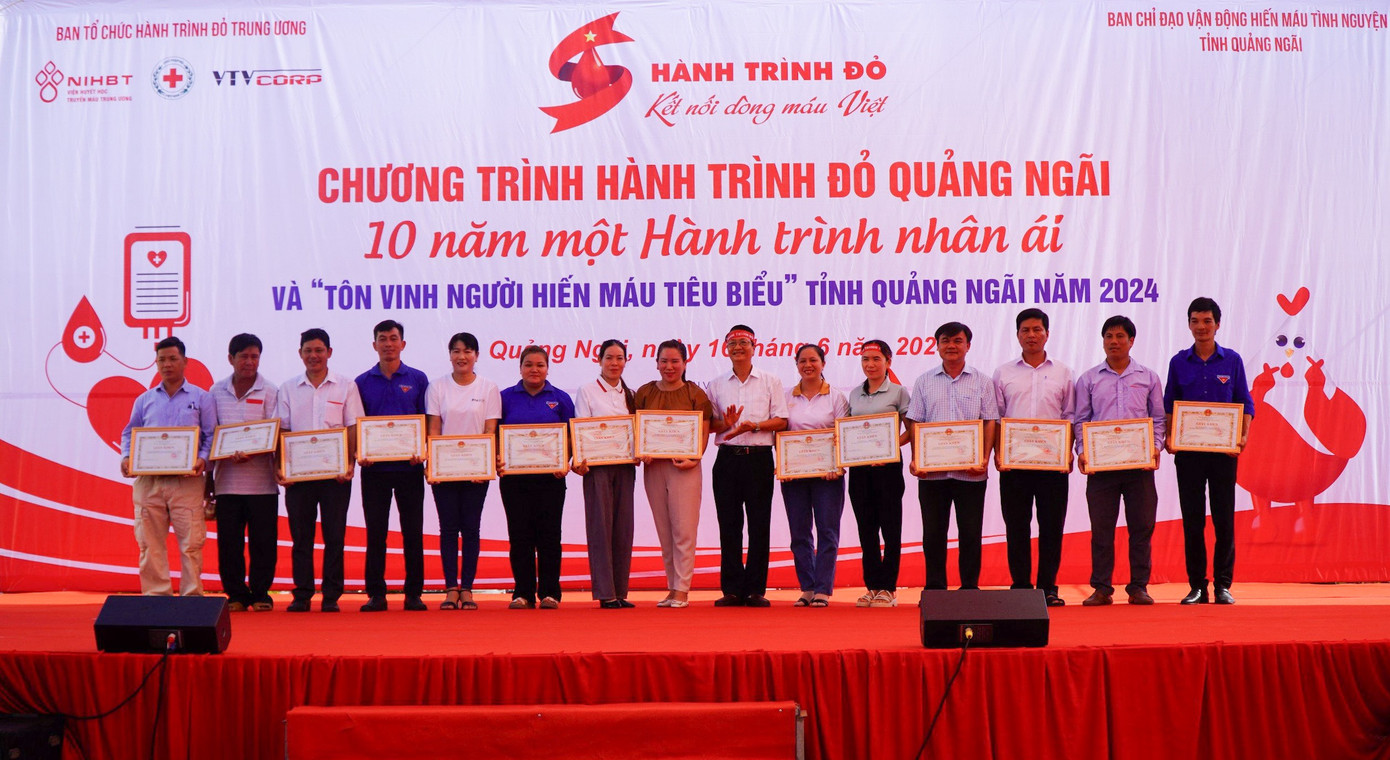 Ban tổ chức trao Bằng khen của Chủ tịch UBND tỉnh cho các cá nhân có thành tích xuất sắc trong phong trào hiến máu tình nguyện.