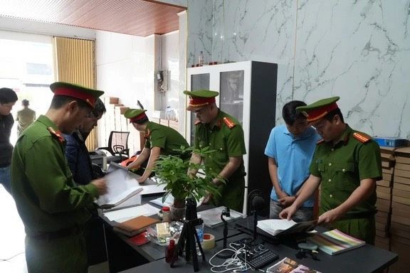 Công an khám xét Công ty TNHH TMDV cầm đồ Đại Lộc Phát. Ảnh: THÀNH SỰ