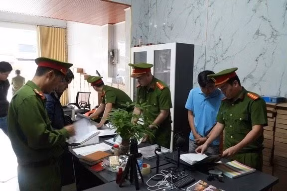 Công an khám xét Công ty TNHH TMDV cầm đồ Đại Lộc Phát. Ảnh: THÀNH SỰ