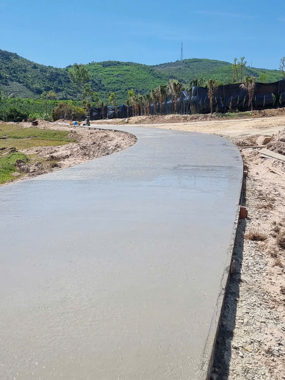 Tuyến đường bê tông được nâng cấp, sửa chữa dẫn vào nơi yên nghỉ của nguyên Chủ tịch nước Trần Đức Lương.