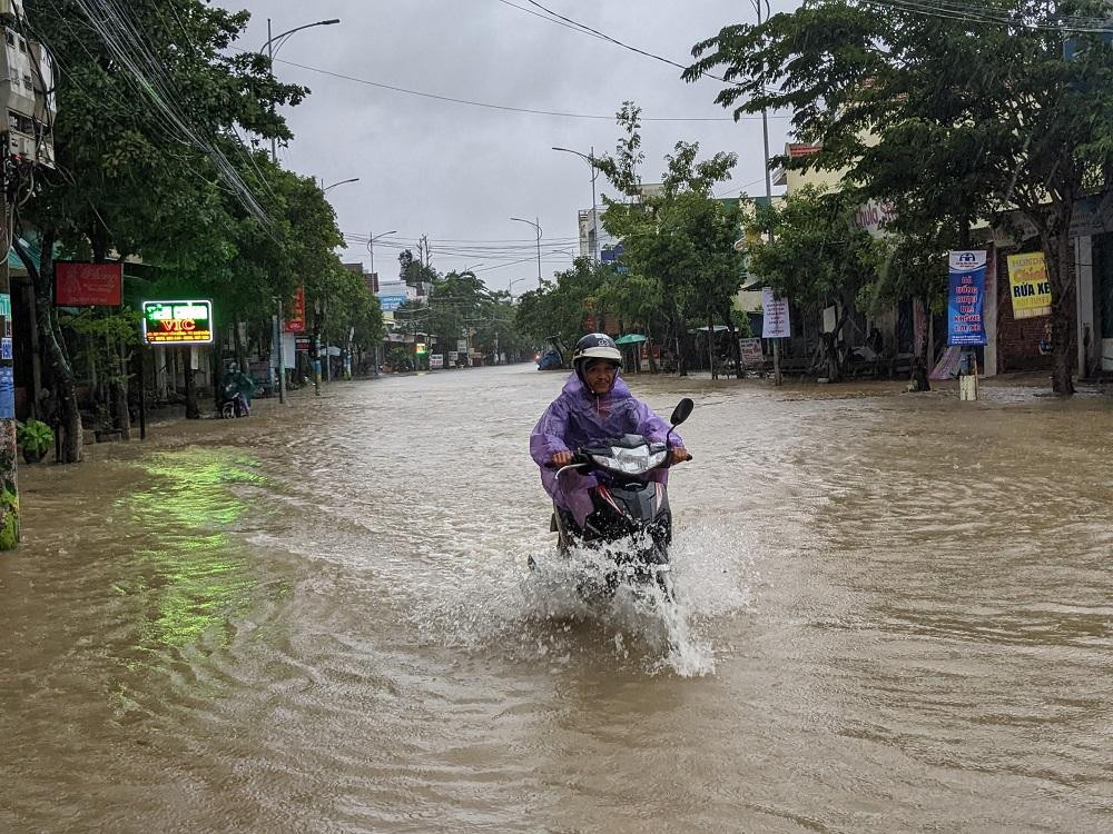 Theo Đài Khí tượng thủy văn tỉnh Quảng Ngãi, hiện nay, lũ trên các sông trong tỉnh đang xuống chậm. Trên sông Trà Bồng tại trạm Châu Ổ: 3.33 m, dưới mức BĐ2: 0.17 m, sông Trà Khúc tại trạm Trà Khúc: 4.84 m, dưới mức BĐ2: 0.16 m; sông Vệ tại trạm Sông Vệ: 4.47 m, dưới mức BĐ3: 0.03 m; sông Trà Câu tại trạm Trà Câu: 5.19 m, dưới mức BĐ3: 0.31 m.