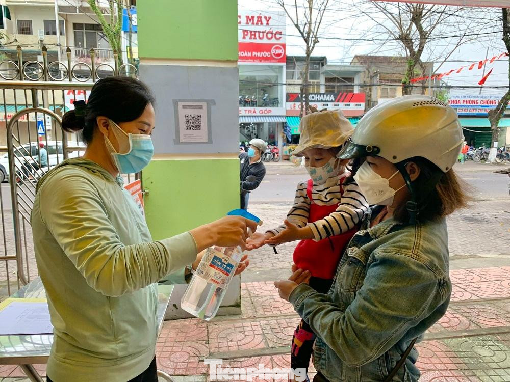 Sát khuẩn cho trẻ bậc mầm non trước khi vào lớp.