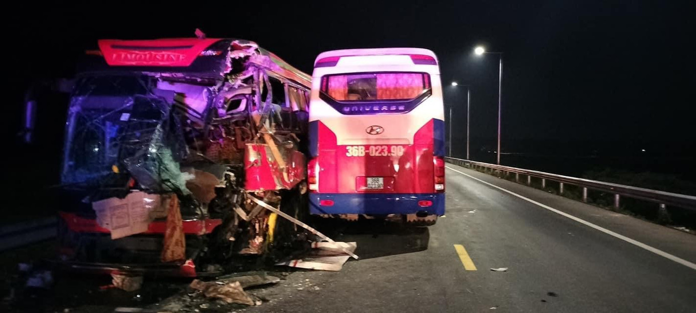 Cả 2 xe đều bị hư hỏng nặng. Ảnh: CSGT Cả 2 xe đều bị hư hỏng nặng. Ảnh: CSGT