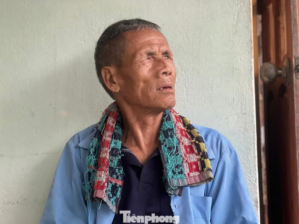 Ông Võ Sáu ngồi thẩn thờ nhớ về ký ức.