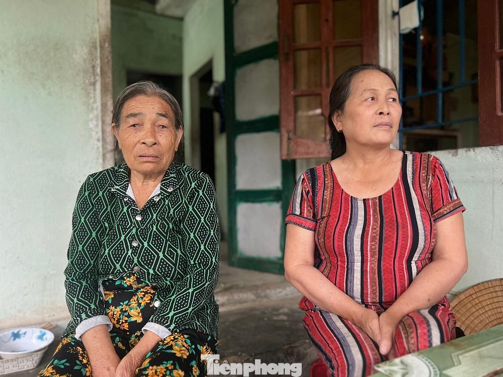 Bà Cao Thị Lâu (bìa phải) nhớ về quá khứ trước ngày đón siêu bão Noru.