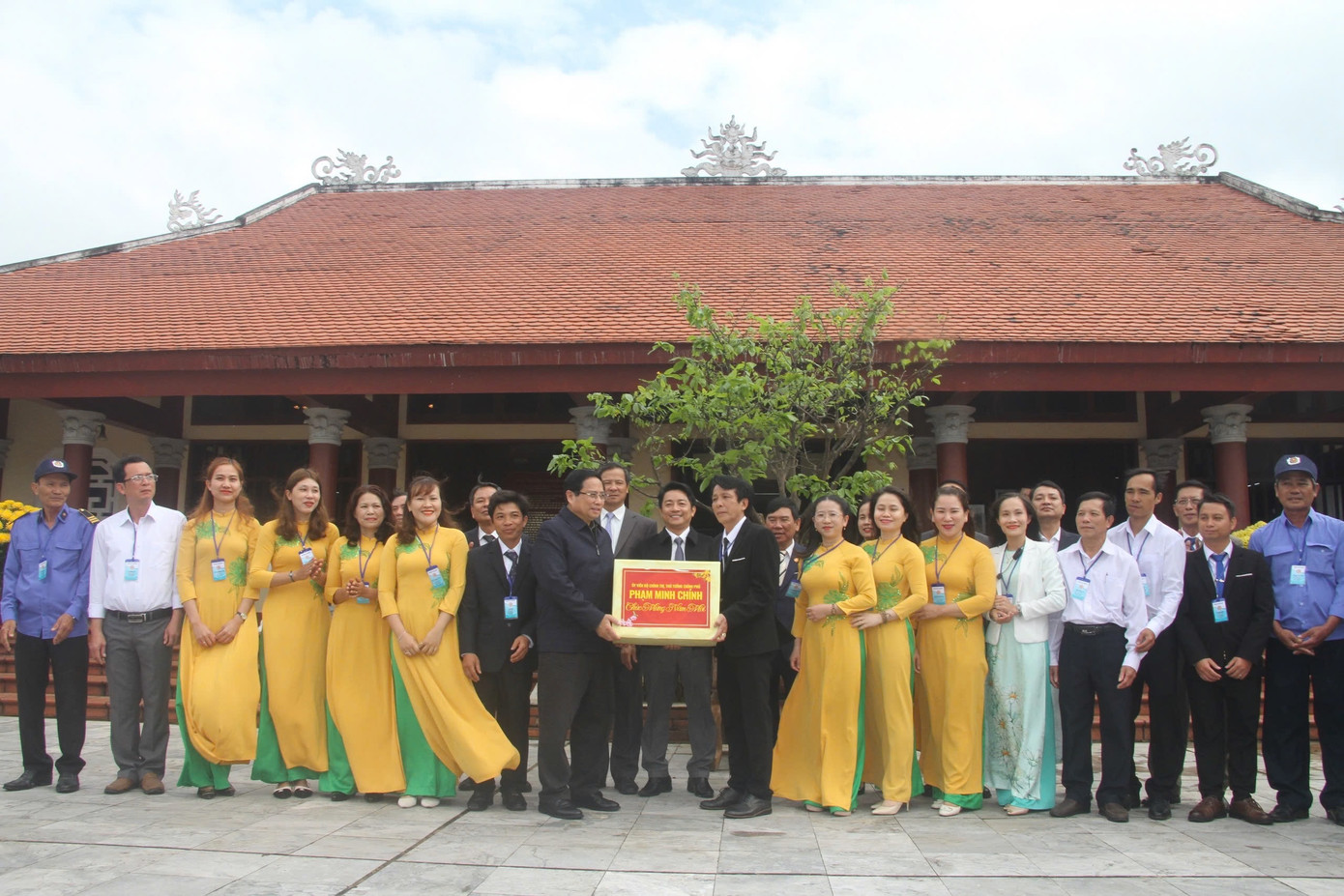 Thủ tướng Phạm Minh Chính chúc Tết, tặng quà cán bộ khu lưu niệm. Thủ tướng Phạm Minh Chính chúc Tết, tặng quà cán bộ khu lưu niệm.