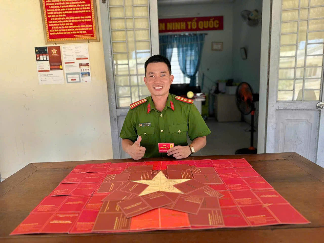 Thiếu tá Đường Kim Tuấn xếp hình cờ Tổ quốc từ hơn 40 giấy chứng nhận hiến máu tình nguyện. Ảnh: NVCC Thiếu tá Đường Kim Tuấn xếp hình cờ Tổ quốc từ hơn 40 giấy chứng nhận hiến máu tình nguyện. Ảnh: NVCC