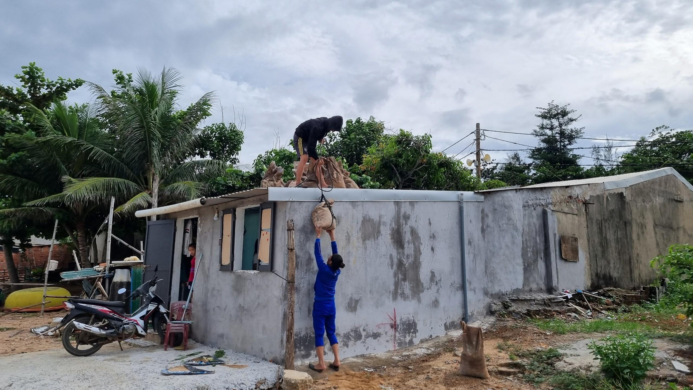 Đang cố gắng kéo từng bao cát chằng chống ngôi nhà của gia đình, ông Nguyễn Thanh Phong (trú thôn Phước Thiện, xã Bình Hải) cho biết, sống ở đây, bao năm phải hứng chịu rất nhiều cơn bão rồi nên không thể chủ quan được. “Nhìn trời lặng gió tôi rất lo, rút kinh nghiệm những đợt bão trước, chúng tôi phải chèn chống nhà cửa thật kỹ để giảm thiệt hại”, ông Mười nói.