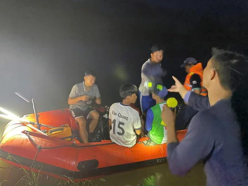 Lực lượng chức năng xuyên đêm tìm kiếm nạn nhân mất tích. Lực lượng chức năng xuyên đêm tìm kiếm nạn nhân mất tích.