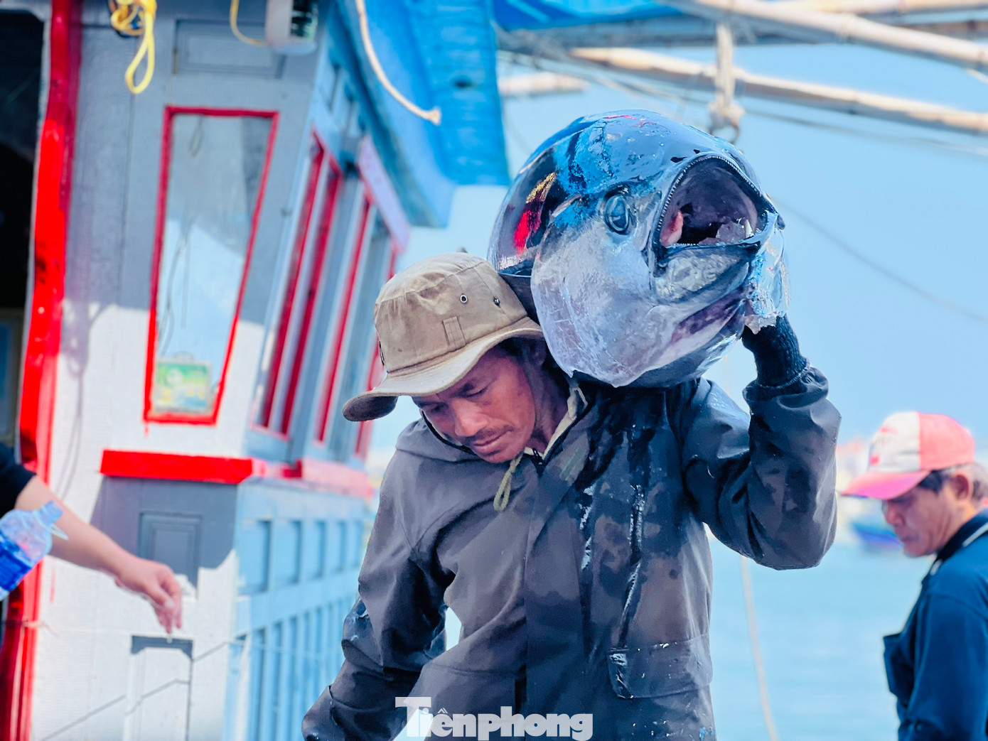 Trong khi đó, tàu của ngư dân Huỳnh Tấn Minh (trú xã Phổ Châu, thị xã Đức Phổ) chỉ là số ít tàu cá của ngư dân Quảng Ngãi xuyên Tết đánh bắt hiệu quả, thu về lợi nhuận lớn. Ảnh: Nguyễn Ngọc Trong khi đó, tàu của ngư dân Huỳnh Tấn Minh (trú xã Phổ Châu, thị xã Đức Phổ) chỉ là số ít tàu cá của ngư dân Quảng Ngãi xuyên Tết đánh bắt hiệu quả, thu về lợi nhuận lớn. Ảnh: Nguyễn Ngọc