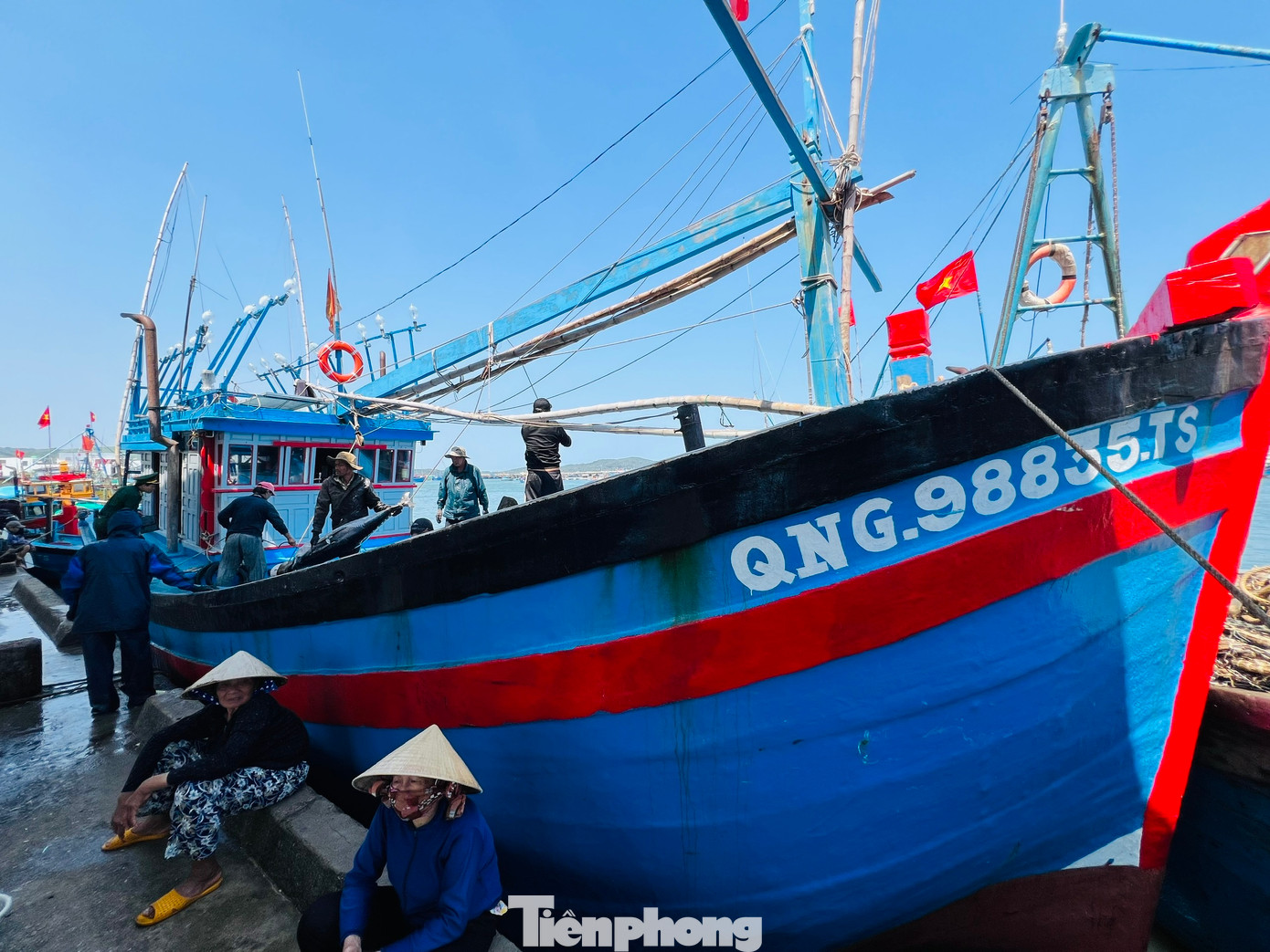 Thời điểm này đang là chính vụ khai thác cá ngừ đại dương, thế nhưng hàng chục tàu cá bám biển xuyên Tết Nguyên đán Giáp Thìn 2024 của ngư dân tỉnh Quảng Ngãi cập cảng với sản lượng đánh bắt thấp, thậm chí có nhiều tàu lỗ tổn, không đủ tiền chia cho thuyền viên. Ảnh: Nguyễn Ngọc Thời điểm này đang là chính vụ khai thác cá ngừ đại dương, thế nhưng hàng chục tàu cá bám biển xuyên Tết Nguyên đán Giáp Thìn 2024 của ngư dân tỉnh Quảng Ngãi cập cảng với sản lượng đánh bắt thấp, thậm chí có nhiều tàu lỗ tổn, không đủ tiền chia cho thuyền viên. Ảnh: Nguyễn Ngọc
