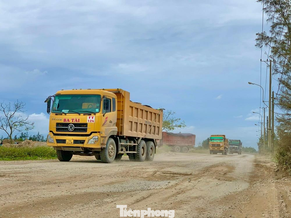 Trên tuyến đường này, có một khu du lịch bỏ hoang (tại huyện Núi Thành, Quảng Nam) đang trở thành bãi chứa đất, đá thải. Cả một con đường dài bị hư hỏng và biến dạng hoàn toàn như hiện tại do phải oằn mình “gánh” xe quá tải tham gia vận chuyển đất, đá thải từ KKT Dung Quất ra bãi lưu chứa tự phát ở huyện Núi Thành.