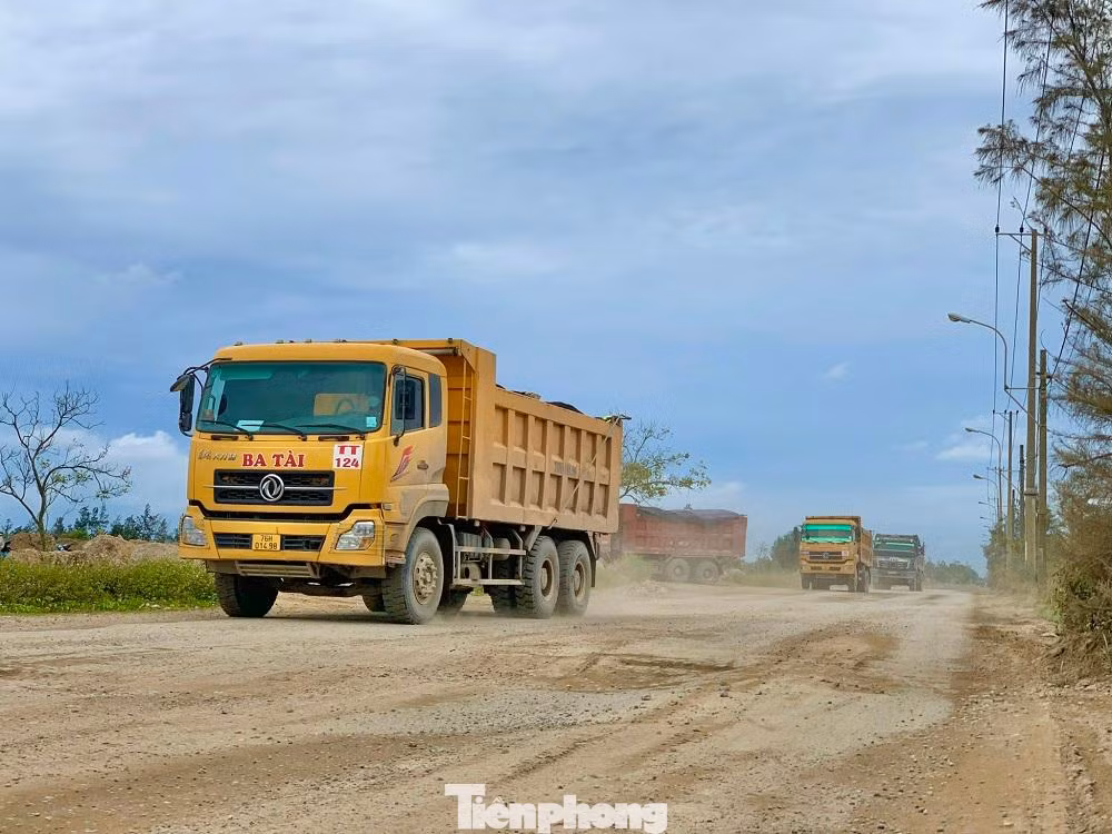 Trên tuyến đường này, có một khu du lịch bỏ hoang (tại huyện Núi Thành, Quảng Nam) đang trở thành bãi chứa đất, đá thải. Cả một con đường dài bị hư hỏng và biến dạng hoàn toàn như hiện tại do phải oằn mình “gánh” xe quá tải tham gia vận chuyển đất, đá thải từ KKT Dung Quất ra bãi lưu chứa tự phát ở huyện Núi Thành.