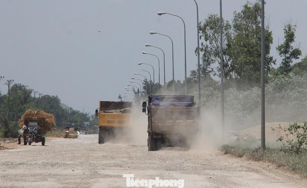 “Trước thực tế này, chúng tôi đã đề xuất UBND tỉnh Quảng Ngãi cho chủ trương đầu tư cải tạo, nâng cấp đoạn đường hư hỏng này. Tuy nhiên, đề xuất trên đã không được Chủ tịch UBND tỉnh Quảng Ngãi chấp thuận vì không đúng theo quy định hiện hành”, ông Nguyên nói thêm.