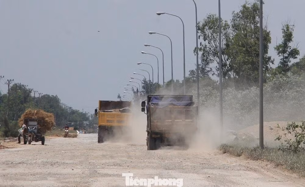 “Trước thực tế này, chúng tôi đã đề xuất UBND tỉnh Quảng Ngãi cho chủ trương đầu tư cải tạo, nâng cấp đoạn đường hư hỏng này. Tuy nhiên, đề xuất trên đã không được Chủ tịch UBND tỉnh Quảng Ngãi chấp thuận vì không đúng theo quy định hiện hành”, ông Nguyên nói thêm.