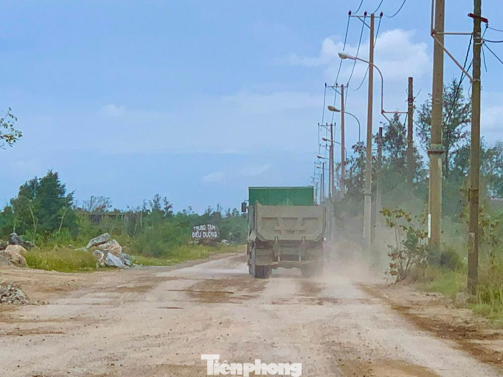 Người dân phải sống trong cảnh "nắng bụi, mưa bùn".