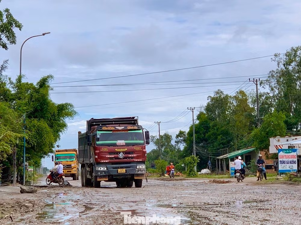 Ông Huỳnh Tấn Dũng, Chủ tịch UBND xã Bình Thạnh, huyện Bình Sơn cho biết, chính quyền địa phương đã nhiều lần văn bản gửi cho UBND huyện cũng như Ban quản lý KKT Dung Quất và các Khu công nghiệp Quảng Ngãi về sự việc trên. Tuy nhiên, đến thời điểm này vẫn chưa thấy các ngành chức năng có hướng khắc phục lại tuyến đường để nhân dân đi lại thuận lợi. Việc chậm khắc phục tuyến đường này sẽ ảnh hưởng rất lớn đến việc đi lại của hơn 1.200 hộ dân sinh sống gần đoạn đường này.