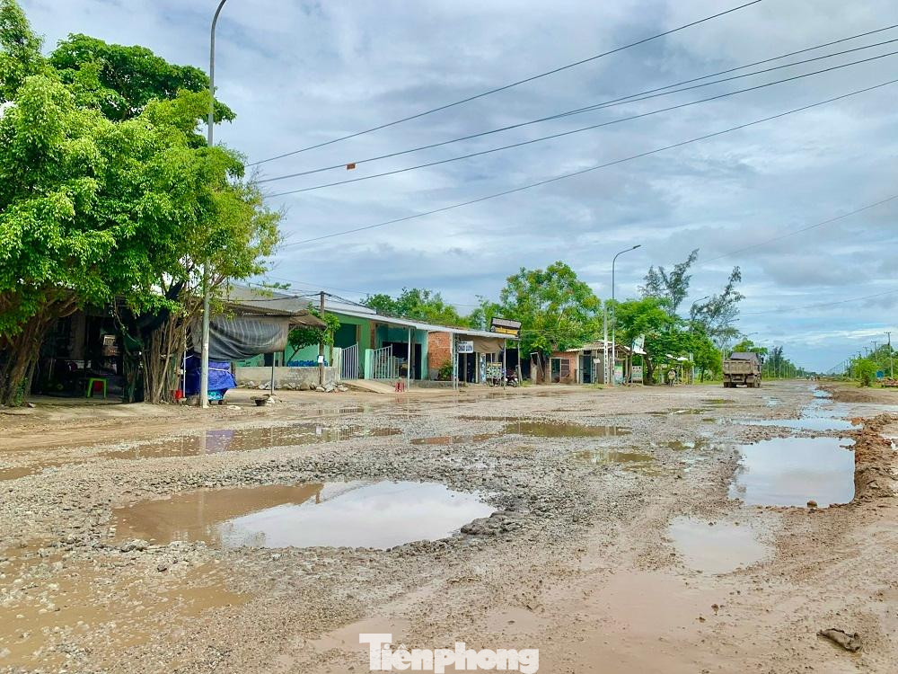 Mặt đường bị băm nát, ổ gà, ổ voi xuất hiện dày đặc