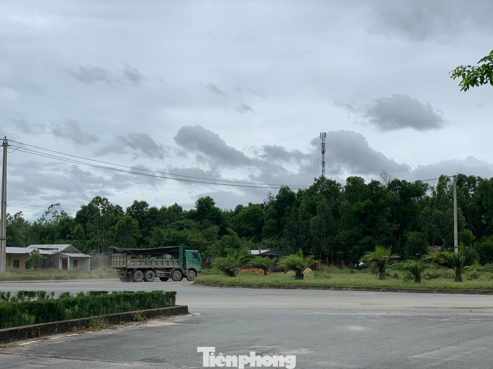 Nhiều xe tải còn ngang nhiên chạy ngược chiều gây nguy hiểm cho người tham gia giao thông.