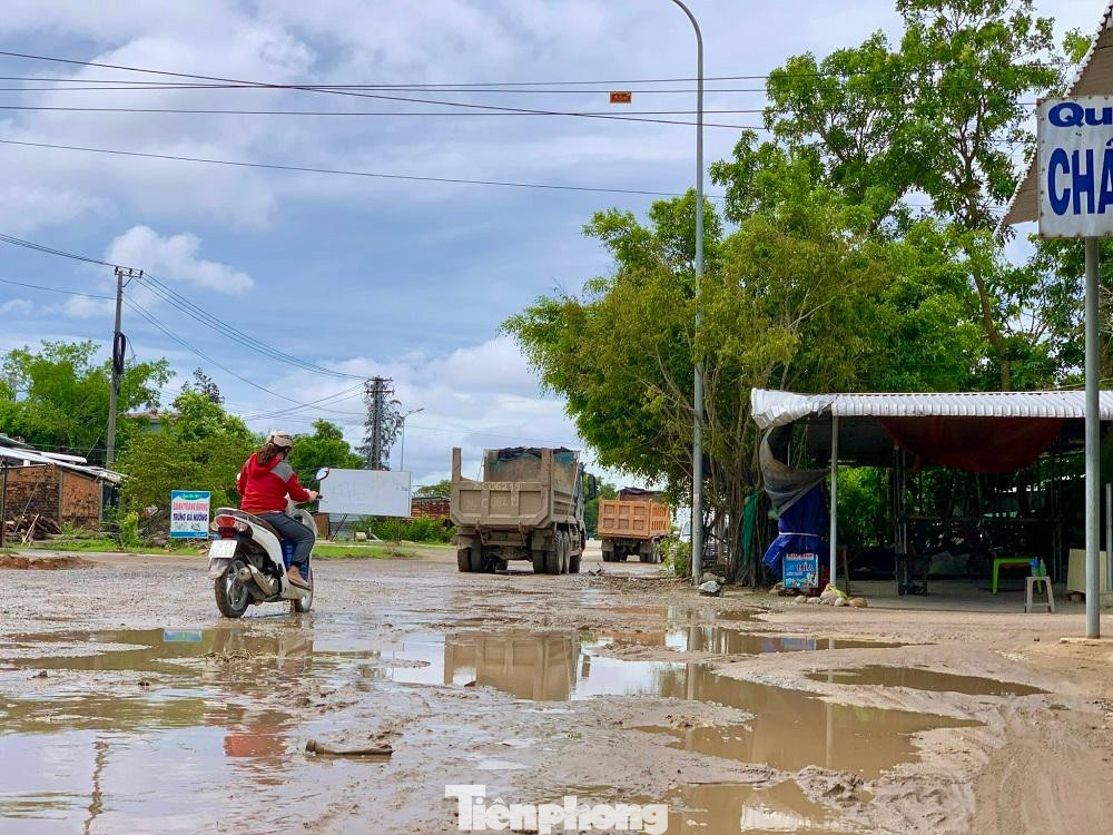 Mỗi ngày, hàng trăm lượt xe chở đất, đá cơi nới thành thùng thi nhau chạy bạt mạng qua đây. Để hạn chế tình trạng xe quá tải đua nhau chạy, người dân sinh sống dọc tuyến đường này đã đem các vật dụng như cây cối, thùng nhựa để làm vật cản không cho xe tải chạy sát lề đường.