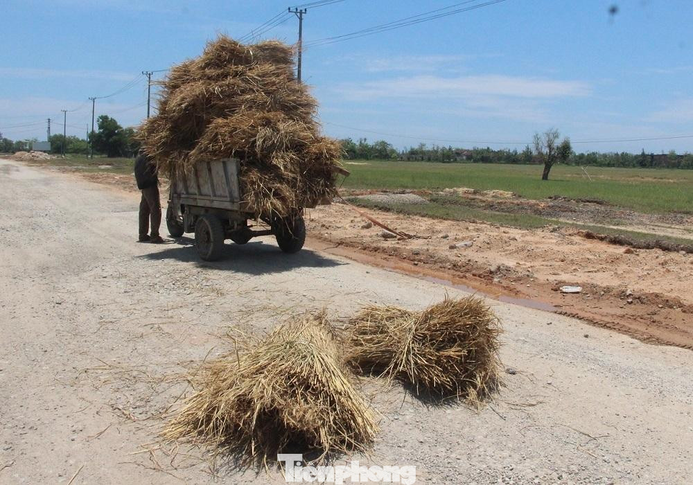 Trao đổi về vấn đề này, ông Lương Trọng Nguyên - Phó Trưởng Ban Quản lý KKT Dung Quất và các Khu công nghiệp Quảng Ngãi cho rằng, hạ tầng giao thông ở Dung Quất hiện nay đã xuống cấp nghiêm trọng, do được xây dựng từ khá lâu, chưa đồng bộ cộng với thời gian gần đây lưu lượng phương tiện tham gia giao thông phục vụ nhu cầu vận chuyển hàng hóa, vật tư, vật liệu của các doanh nghiệp lớn trên địa bàn tăng cao đã khiến đường hư hỏng, xuống cấp.