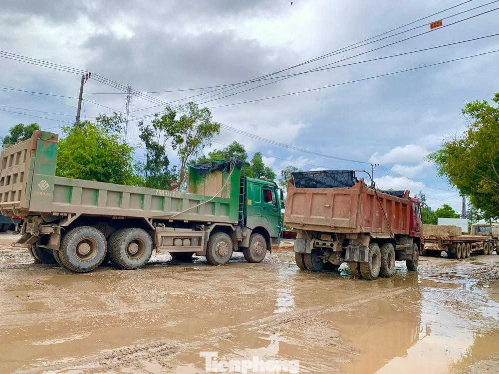 Bà Phạm Thị Yến (70 tuổi, trú thôn Trung An, xã Bình Thạnh, huyện Bình Sơn, Quảng Ngãi) cho biết, ra Tết cho đến bây giờ lượng xe quá khổ, quá tải chạy trên tuyến đường này ngày một nhiều. Mặt đường xuống cấp nghiêm trọng, ảnh hưởng rất lớn đến việc tham gia giao thông của người dân. Xe tải chở đất, đá chạy nhiều không chỉ hư hỏng đường mà người dân còn phải sống trong cảnh “nắng bụi, mưa bùn".