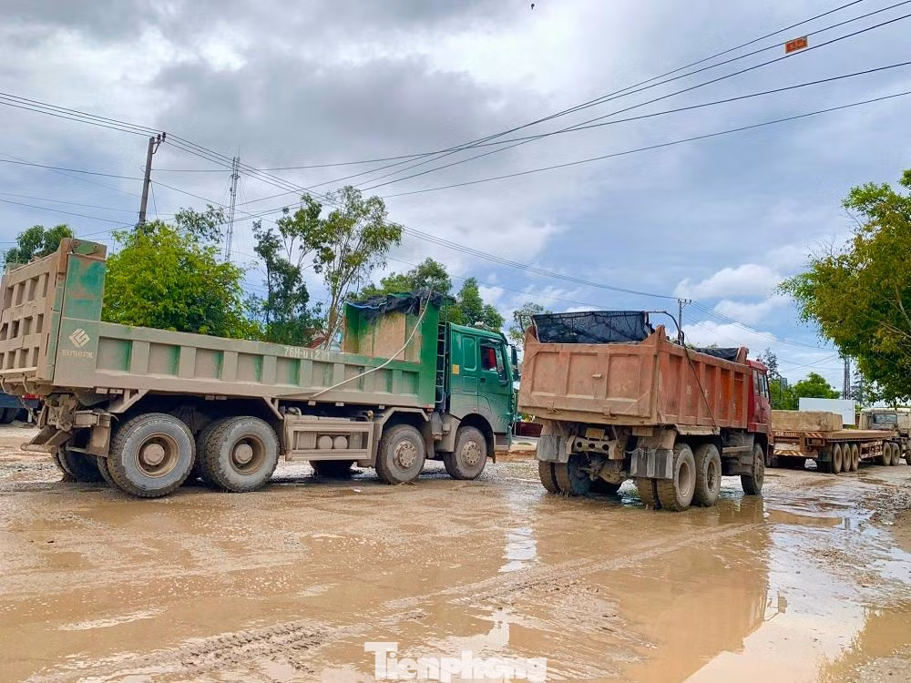 Bà Phạm Thị Yến (70 tuổi, trú thôn Trung An, xã Bình Thạnh, huyện Bình Sơn, Quảng Ngãi) cho biết, ra Tết cho đến bây giờ lượng xe quá khổ, quá tải chạy trên tuyến đường này ngày một nhiều. Mặt đường xuống cấp nghiêm trọng, ảnh hưởng rất lớn đến việc tham gia giao thông của người dân. Xe tải chở đất, đá chạy nhiều không chỉ hư hỏng đường mà người dân còn phải sống trong cảnh “nắng bụi, mưa bùn".