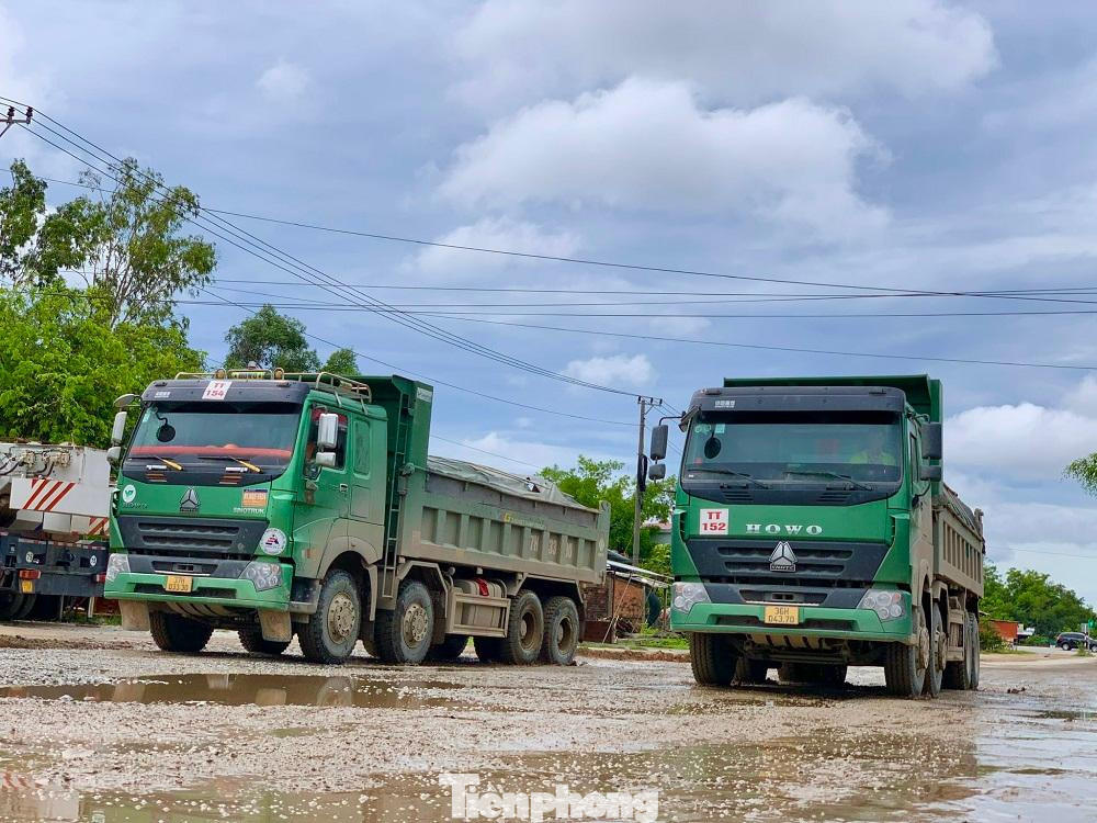 Theo ghi nhận của PV sáng 18/5, trên tuyến đường nối KKT Dung Quất - KKT mở Chu Lai đang bị xe tải cày nát. Nền đường xuống cấp nghiêm trọng, ổ gà, ổ voi chằng chịt và bụi mù mịt. Nhiều điểm mặt đường bị biến dạng, trơ đá, việc tham gia giao thông của người dân gặp rất nhiều khó khăn. Do hư hỏng quá nặng nên không còn nhận ra đây là đường nhựa hay đường đất. Những điểm mặt đường hư hỏng quá lớn được “vá” tạm bằng đá cấp phối.