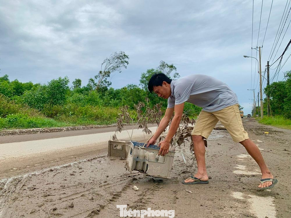 Anh Lê Tấn Thuận (trú thôn Trung An, xã Bình Thạnh) cho biết, do mặt đường bị bong tróc hết lớp nhựa đường và xuất hiện nhiều ổ gà, ổ voi. Vì vậy, nhiều người dân điều khiển phương tiện thường xuyên bị té ngã khi đi qua đoạn đường này. Đoạn đường trên nhanh xuống cấp nguyên nhân là do các loại xe tải chở đất đá từ KKT Dung Quất chạy suốt ngày.