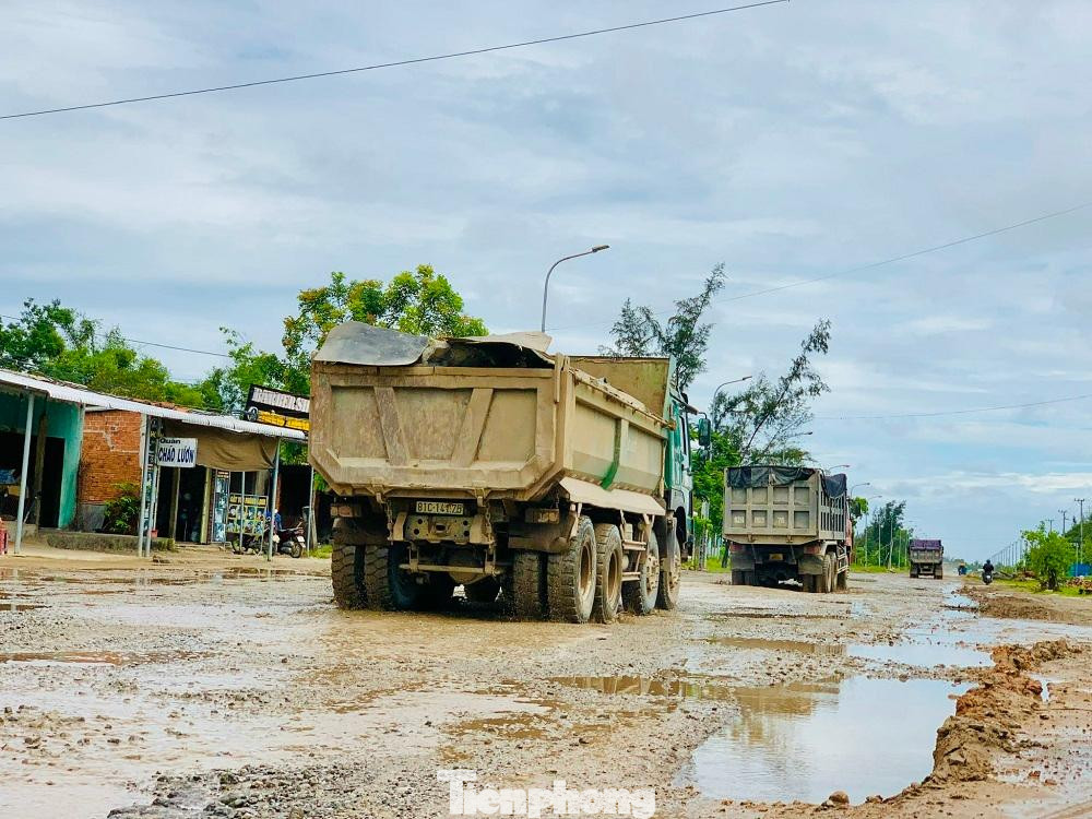 Xe tải "cày nát" đường, cũng khiến cho việc kinh doanh buôn bán của người dân tại các quán ăn ven đường và cạnh biển rơi vào cảnh ế khách. Thậm chí xe di chuyển từ sân bay Chu Lai về TP Quảng Ngãi trước đây thường đi tuyến đường này, nhưng nay cũng phải “né” và chọn Quốc lộ 1A để di chuyển.