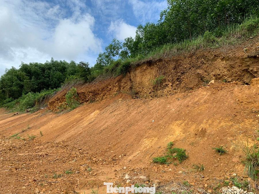 Thiếu điện, nước là khó khăn. Song một điều lo ngại hơn là dọc bờ ta luy âm ở phía Tây khu tái định cư khá dốc, mưa lớn là sạt lở nên người dân lo ngại. Ảnh: Nguyễn Ngọc