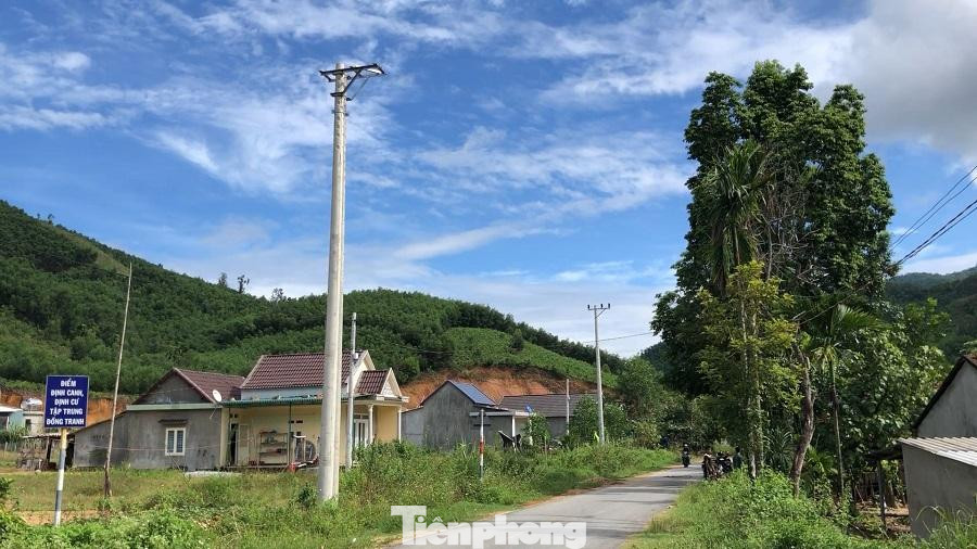 Những hàng trụ điện được dựng lên khá lâu, nhưng chưa một lần đóng điện. Ảnh: Nguyễn Ngọc