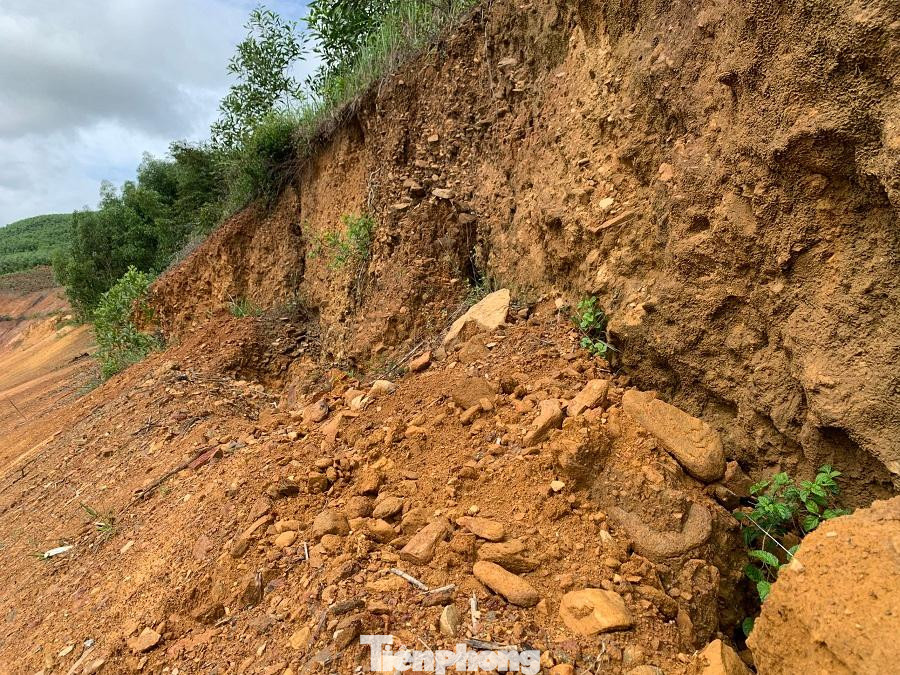 Phần mái ta luy dương bị đứt gãy, sạt lở nghiêm trọng. Ảnh: Nguyễn Ngọc