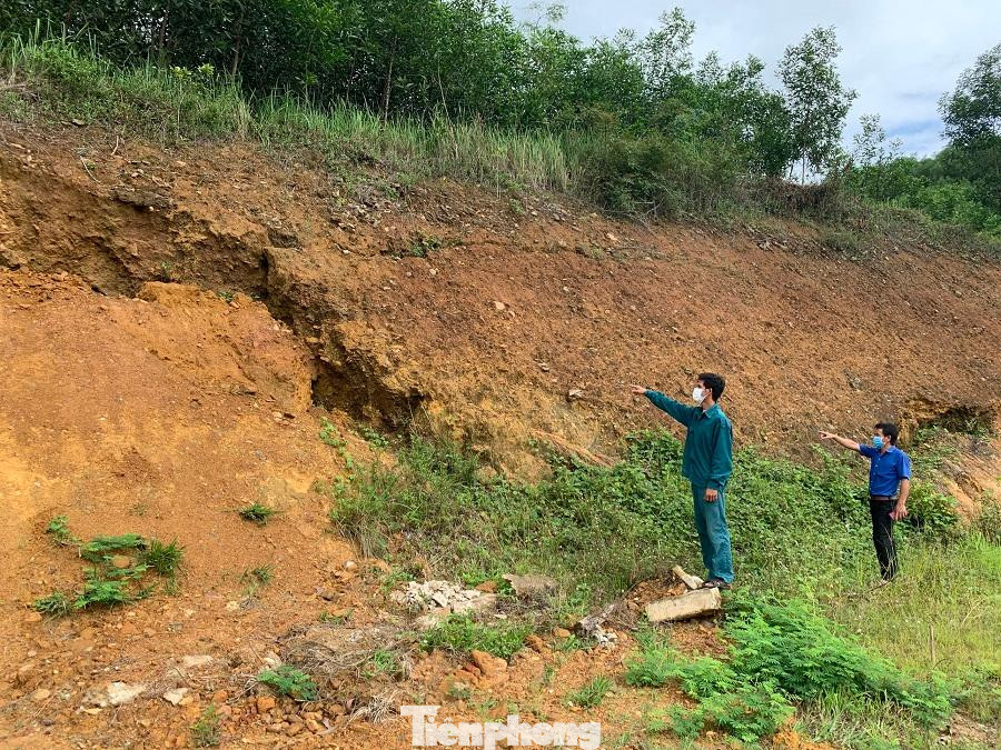 “Hiện tại điện phải kéo từ đường chính chừng 300 mét vào để dùng, 10 hộ dùng chung 1 công tơ điện. Bên cạnh đó, giếng nước sinh hoạt mùa mưa mới có, mùa nắng phải mua ống kéo từ sông, suối về để dùng”, anh Chương bộc bạch.