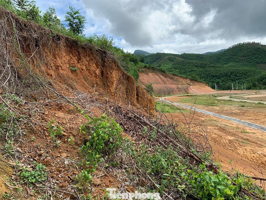 Ông Nguyễn Thế Nhân, Phó Trưởng Ban Dân tộc tỉnh Quảng Ngãi (chủ đầu tư) thông tin: Hiện tại, hệ thống hạ tầng điện khu TĐC Đồng Tranh đã làm xong, nhưng có một vài vướng mắc về hồ sơ và thủ tục, vì vậy ngành điện chưa đóng điện cho dân được. Còn giếng nước thì có một số bị hư hỏng, còn một số có nước. Dự kiến đến cuối năm 2021 sẽ bàn giao đưa vào sử dụng. Ảnh: Nguyễn Ngọc