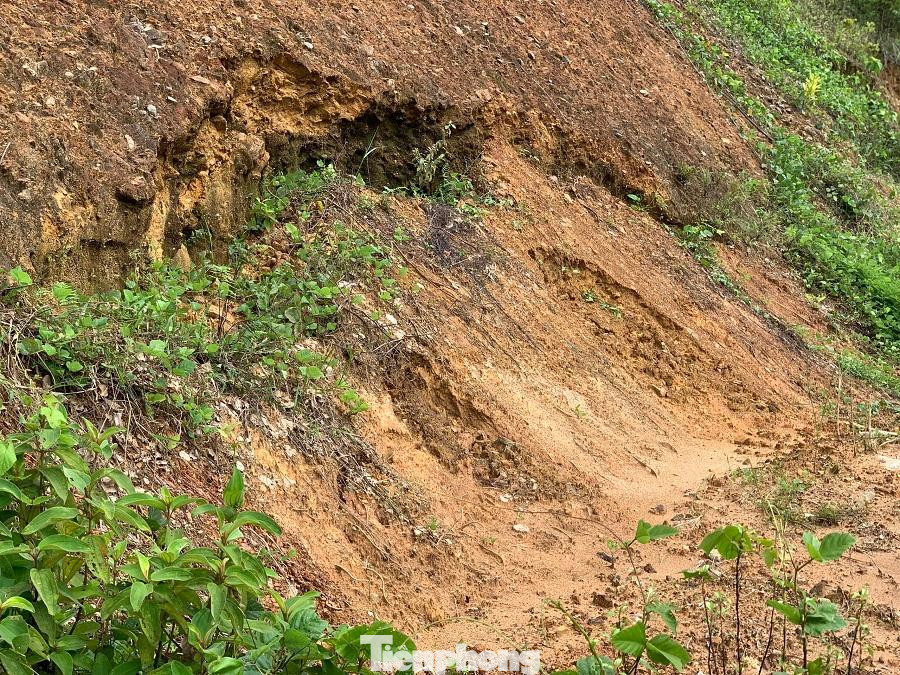 Theo ghi nhận của PV, hệ thống bờ ta luy dương bị đứt gãy với những vết nứt toác chạy dài hàng chục mét. Bên cạnh đó, những chiếc giếng được xây kiên cố sau một thời gian ngắn đưa vào sử dụng đã xuống cấp, hư hỏng; những hàng trụ điện được dựng lên, kéo dây ngang dọc đã khá lâu, mà chưa một lần đóng điện và để có điện dùng, các hộ dân nơi đây phải góp tiền kéo điện nhờ những nhà khác cách khu TĐC rất xa. Ảnh: Nguyễn Ngọc