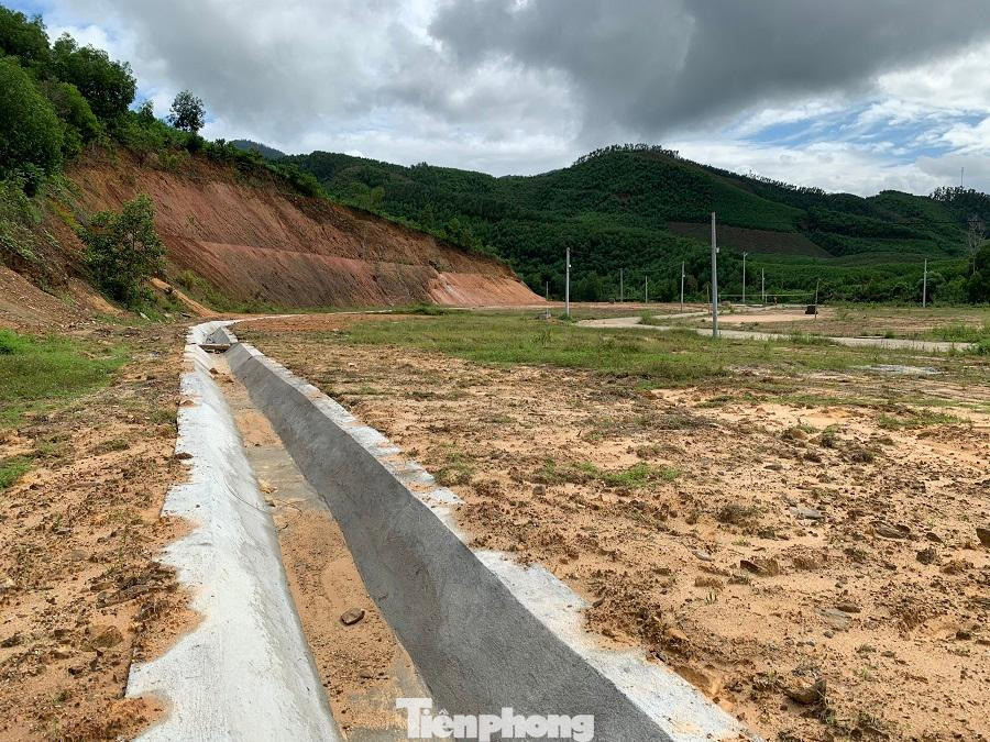 Dự kiến khi đi vào sử dụng, khu TĐC này sẽ giải quyết chỗ ở ổn định cho hơn 40 hộ dân thuộc diện cần di dời khẩn cấp tại khu vực sạt lở đang phân bố rải rác tại địa bàn xã Long Mai. Ảnh: Nguyễn Ngọc